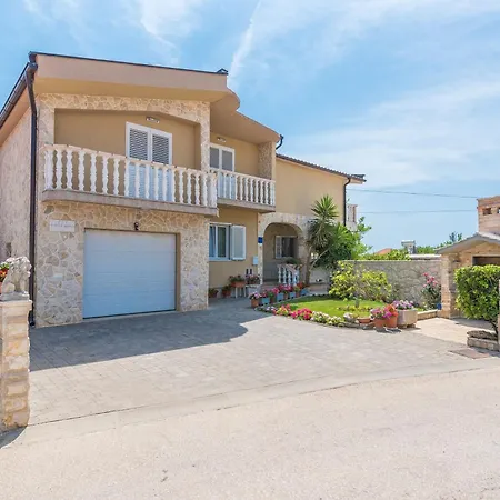 Miriam With Grill And Terrace - By Ta Leut Agency شقة بريفلاكا